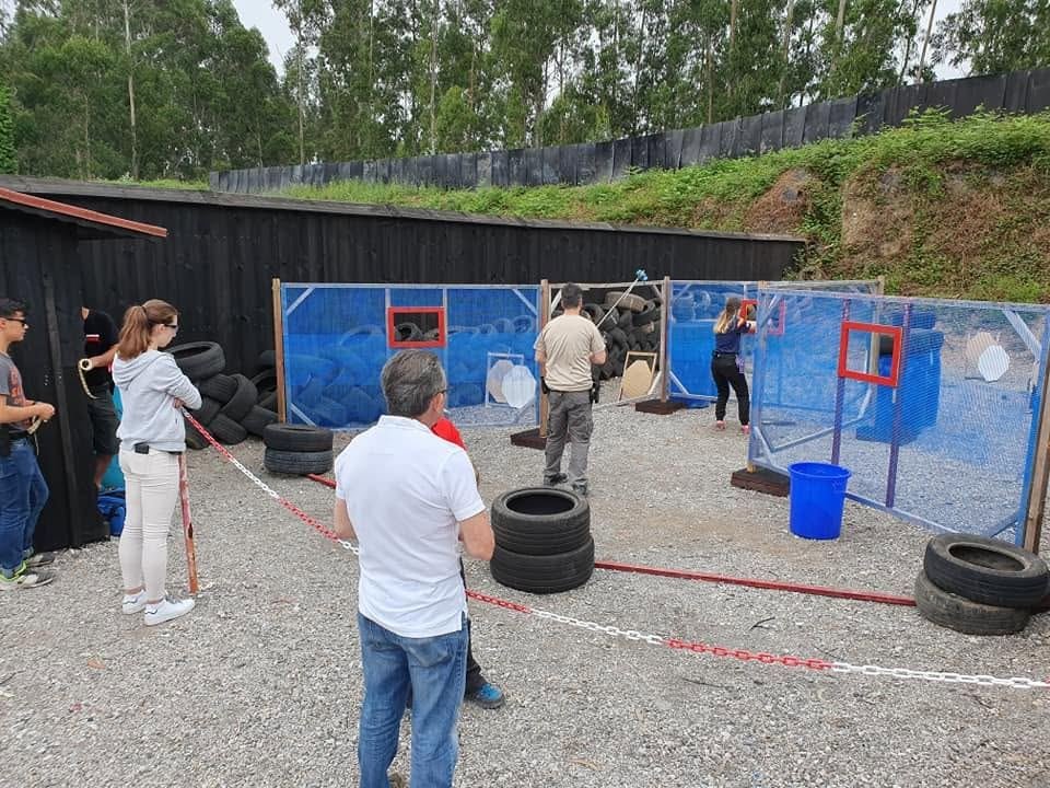 Tiradores disparando en un recorrido de IPSC Action Air