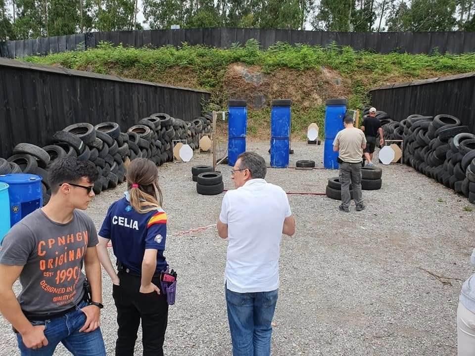 Grupo observando un recorrido de IPSC Action Air en Gijón